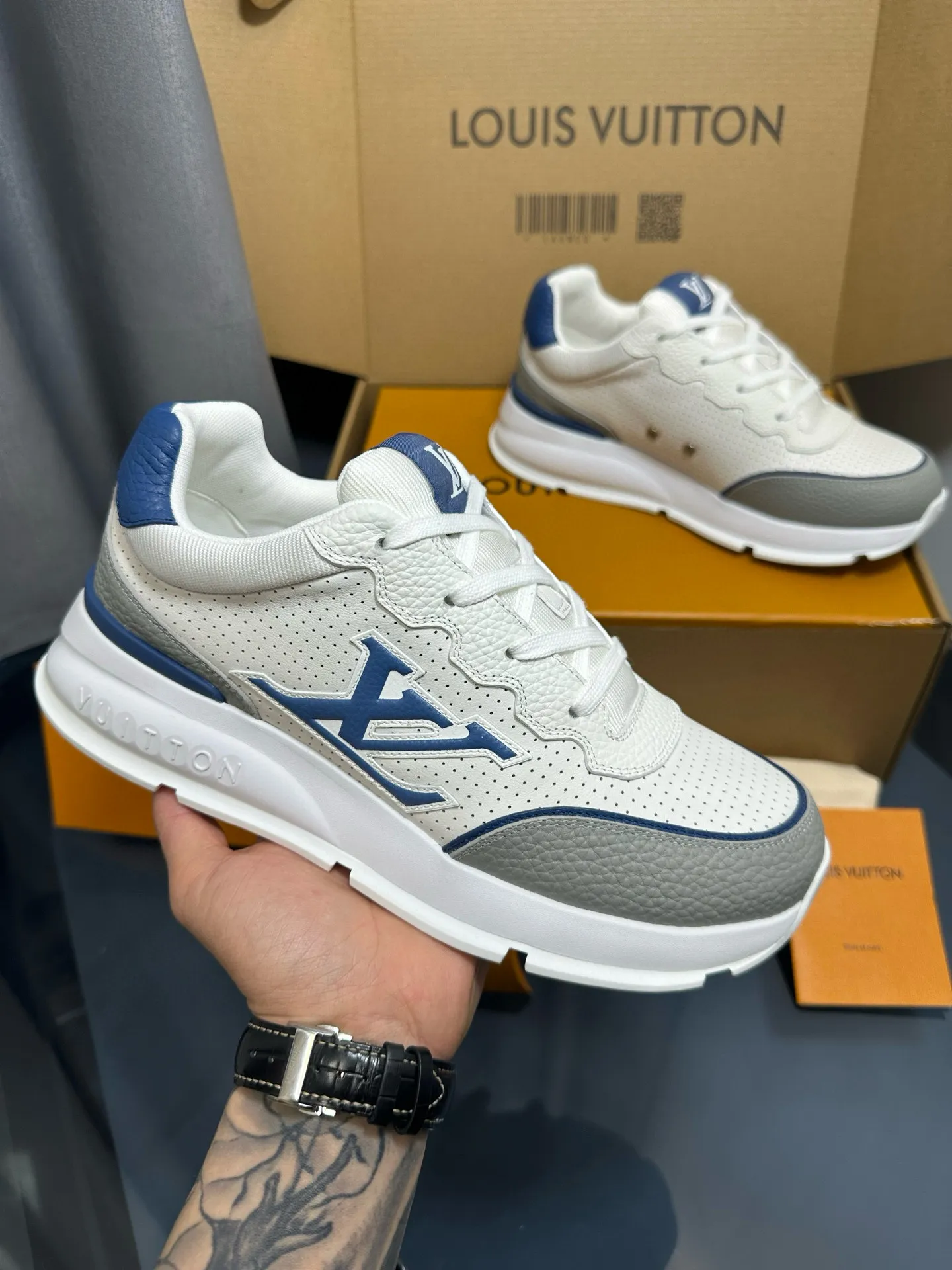 Factory price: 700💰🌈LV | Louis Vuitton 2025𝐬𝐬 🧡💚2025 spring and summer new style top version‼ ️The original version is the same. The counter focuses on the latest casual shoes and new hard goods🆕 ❥Purchasing agent level! Full of high-end feel! A popular model among bloggers at home and abroad, it’s retro and fashionable, and looks stunning on your feet! Wear a lot of happiness! The official website's main recommendation★ ━━━━━ ЅᏇєєt ━━━━━ ▪️Upper: Original custom-made imported calfskin fabric ▪️Inner: breathable gauze imported from Italy ▪️Outsole: rubber foam ➕t men's men's shoes 💰u high-end outsole ▪️Color: nine colors available ▪️Shoe size: 35-44, (45, 46 customized)